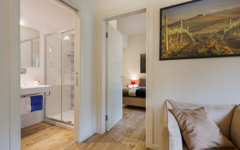 Betty Florence Charming Modern Apartment Near Piaz: Spiegel, Eigendom, Meubilair, Gebouw, Badkamerkast, Hout, Badkamer, Comfort, Loodgieterswerkinrichting, Interieur Ontwerp