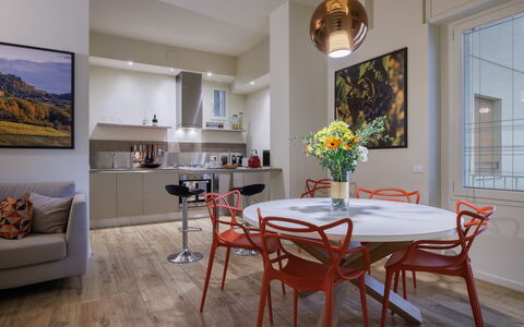 Betty Florence Charming Modern Apartment Near Piaz: Tafel, Meubilair, Eigendom, Fotolijst, Venster, Stoel, Hout, Interieur Ontwerp, Verlichting, Oranje