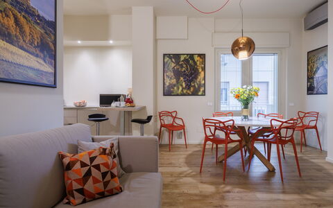 Betty Florence Charming Modern Apartment Near Piaz: Tafel, Fotolijst, Meubilair, Eigendom, Venster, Bankstel, Hout, Interieur Ontwerp, Oranje, Flooring