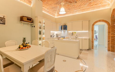 Charming Apartment Cartoni - Città Della Pieve, Um: Meubilair, Tafel, Gebouw, Stoel, Verlichting, Fotolijst, Interieur Ontwerp, Verdieping, Flooring, Lade