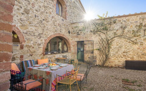 Lina - Podere Ribatti - Casole D'elsa, Toscana: Tafel, Eigendom, Lucht, Meubilair, Venster, Gebouw, Stoel, Interieur Ontwerp, Fabriek, Buitentafel