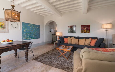 Lina - Podere Ribatti - Casole D'elsa, Toscana: Tafel, Fotolijst, Meubilair, Hout, Verlichting, Gebouw, Interieur Ontwerp, Architectuur, Flooring, Verdieping