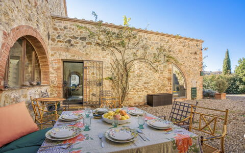 Alice - Podere Ribatti - Casole D'elsa, Toscana: Tafel, Lucht, Tableware, Eigendom, Meubilair, Dishware, Fabriek, Azure, Bord, Tafelkleed