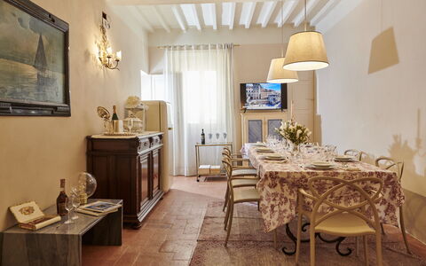 Casa Ada e Sabo: Tafel, Eigendom, Fotolijst, Meubilair, Hout, Stoel, Verlichting, Interieur Ontwerp, Gebouw, Woonkamer