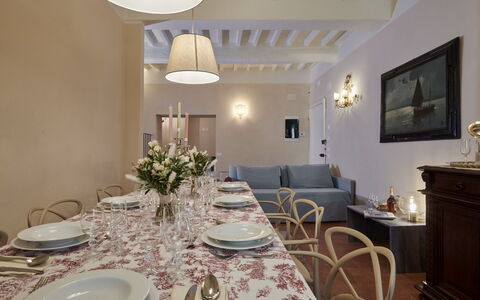 Casa Ada e Sabo: Tafel, Eigendom, Fotolijst, Tableware, Decoratie, Interieur Ontwerp, Verlichting, Fabriek, Gebouw, Dishware