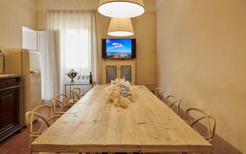 Casa Ada e Sabo: Tafel, Cabinetry, Meubilair, Stoel, Gebouw, Hout, Interieur Ontwerp, Verlichting, Flooring, Beits
