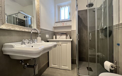 Casa Ada e Sabo: Spiegel, Kraan, Loodgieterswerkinrichting, Wastafel, Wastafel In De Badkamer, Eigendom, Badkamer, Purper, Gebouw, Interieur Ontwerp