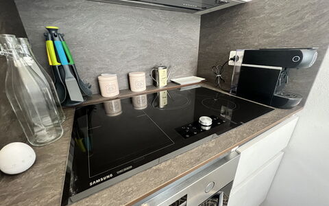 Casa Ada e Sabo: Cabinetry, Eigendom, Countertop, Kraan, Interieur Ontwerp, Keuken, Stellingen, Flooring, Gas, Lade