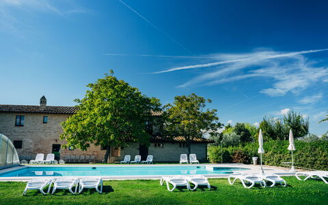 Villa Assisi: Lucht, Wolk, Fabriek, Boom, Buitenmeubels, Schaduw, Stoel, Gras, Natuurlijk Landschap, Gebouw