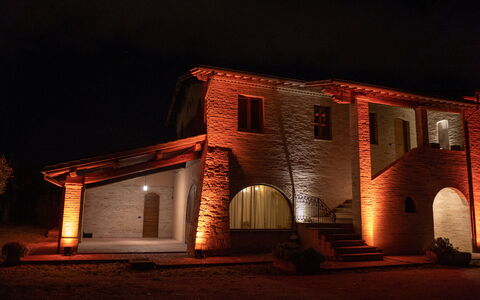 Villa Assisi: Eigendom, Venster, Fabriek, Gebouw, Lucht, Huis, Deur, Facade, Middernacht