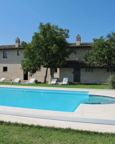 Villa Assisi: Lucht, Water, Fabriek, Gebouw, Boom, Schaduw, Gras, Rechthoek, Vrije Tijd, Samengesteld Materiaal