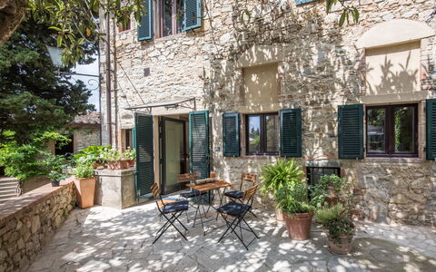 Il Nespolo Charming Apartment Fonterutoli - Siena,: Fabriek, Gebouw, Venster, Bloempot, Tafel, Verblijf, Stoel, Deur, Buurt, Boom