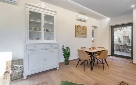 Il Nespolo Charming Apartment Fonterutoli - Siena,: Fotolijst, Eigendom, Meubilair, Hout, Fabriek, Gebouw, Interieur Ontwerp, Tafel, Flooring, Kamerplant