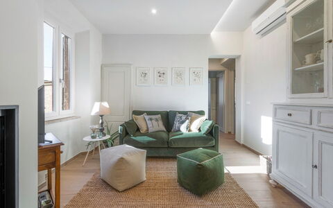 Il Nespolo Charming Apartment Fonterutoli - Siena,: Meubilair, Eigendom, Cabinetry, Comfort, Hout, Fotolijst, Interieur Ontwerp, Verdieping, Lade, Flooring
