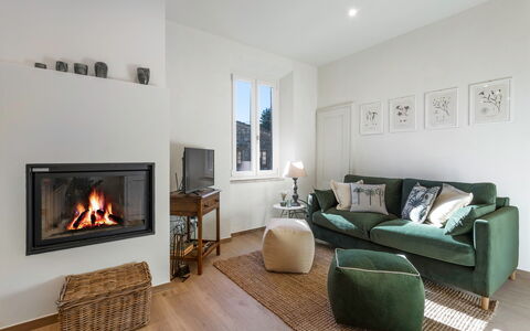 Il Nespolo Charming Apartment Fonterutoli - Siena,: Eigendom, Fotolijst, Meubilair, Bankstel, Comfort, Hout, Interieur Ontwerp, Woonkamer, Verdieping, Flooring