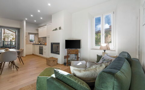 Il Nespolo Charming Apartment Fonterutoli - Siena,: Tafel, Meubilair, Fotolijst, Bankstel, Eigendom, Interieur Ontwerp, Gebouw, Hout, Comfort, Verlichting