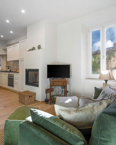 Il Nespolo Charming Apartment Fonterutoli - Siena,: Tafel, Meubilair, Fotolijst, Bankstel, Eigendom, Interieur Ontwerp, Gebouw, Hout, Comfort, Verlichting