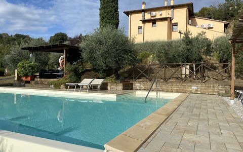 Villa Le Ripe - Gambassi Terme, Toscana: Water, Lucht, Gebouw, Wolk, Azure, Boom, Zwembad, Fabriek, Schaduw, Woongebied
