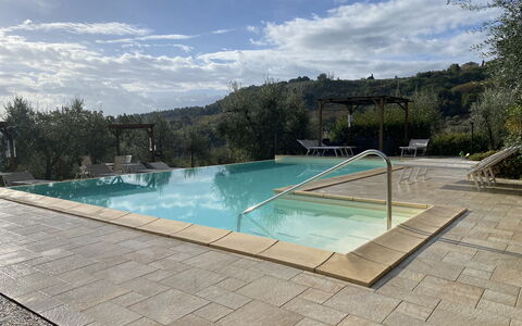 Villa Le Ripe - Gambassi Terme, Toscana: Water, Wolk, Lucht, Watervoorraden, Zwembad, Rechthoek, Buitenmeubels, Boom, Schaduw, Fabriek