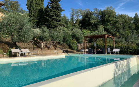 Villa Le Ripe - Gambassi Terme, Toscana: Water, Wolk, Lucht, Eigendom, Fabriek, Zwembad, Azure, Boom, Schaduw, Vrije Tijd