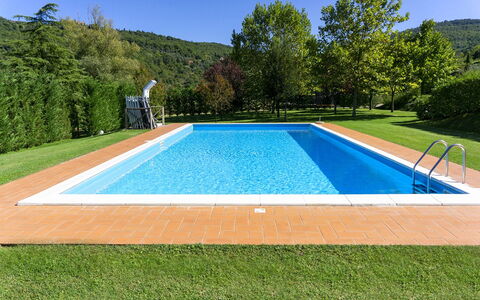 Villa Niccone: Fabriek, Lucht, Groen, Natuur, Azure, Rechthoek, Zwembad, Boom, Gebouw, Schaduw