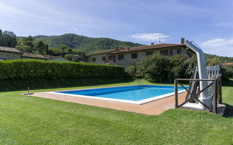 Villa Niccone: Lucht, Fabriek, Wolk, Gebouw, Boom, Zwembad, Schaduw, Gras, Rechthoek, Vrije Tijd