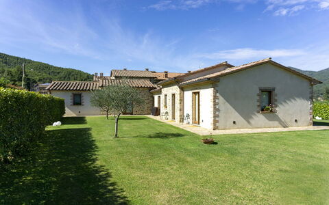 Villa Niccone: Wolk, Fabriek, Lucht, Gebouw, Venster, Huis, Land Lot, Gras, Landschap