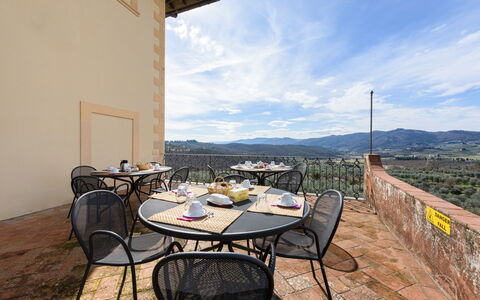 Villa Badiuzza: Tafel, Wolk, Lucht, Meubilair, Eigendom, Gebouw, Stoel, Hout, Buitentafel, Buitenmeubels