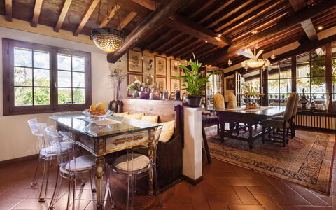 Residenza Del Desco: Meubilair, Tafel, Eigendom, Venster, Stoel, Hout, Interieur Ontwerp, Fabriek, Verdieping, Onroerend Goed