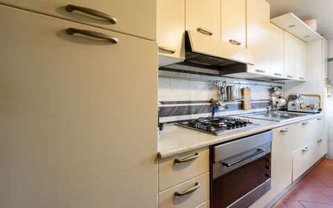 Residenza Del Desco: Cabinetry, Countertop, Toestel Van De Keuken, Fornuis, Gasfornuis, Keuken, Lade, Hout, Fornuis, Huishoudapparatuur