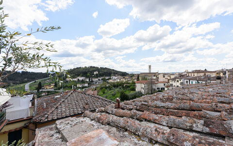 Residenza Del Desco: Wolk, Lucht, Hout, Muur, Fabriek, Landschap, Cumulus, Boom, Stad, Horizon