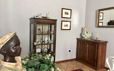 Villa Carsuga: Fotolijst, Eigendom, Cabinetry, Interieur Ontwerp, Hout, Fabriek, Bloem, Flooring, Lade, Gebouw