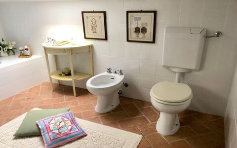 Villa Carsuga: Loodgieterswerkinrichting, Wc Bril, Toilet, Purper, Gebouw, Badkamer, Fabriek, Huis, Flooring, Interieur Ontwerp