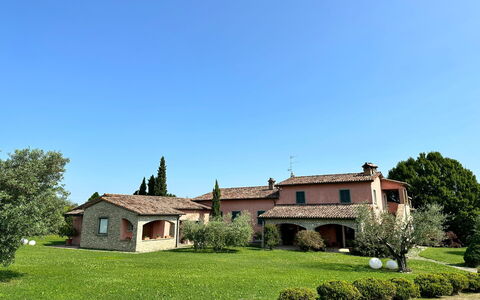 Villa Carsuga: Lucht, Fabriek, Venster, Boom, Gebouw, Natuurlijk Landschap, Land Lot, Gras, Verblijf, Huis