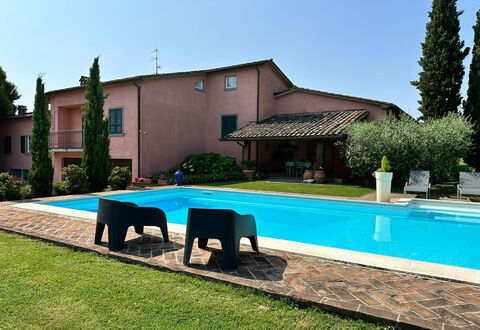 Villa Carsuga: Fabriek, Lucht, Eigendom, Water, Gebouw, Azure, Boom, Schaduw, Buitenmeubels, Zwembad