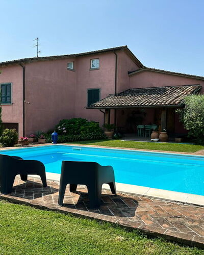 Villa Carsuga: Fabriek, Lucht, Eigendom, Water, Gebouw, Azure, Boom, Schaduw, Buitenmeubels, Zwembad