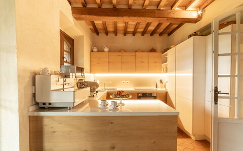 Villa Bartolomeo: Eigendom, Cabinetry, Hout, Keuken, Countertop, Kraan, Interieur Ontwerp, Verdieping, Flooring, Hardwood