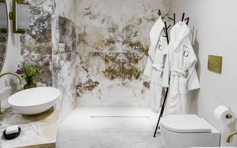 Villa Della Regina: Loodgieterswerkinrichting, Fabriek, Badkamer, Gebouw, Kraan, Verdieping, Flooring, Loodgieter, Huis, Toilet