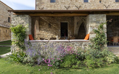 Villa Della Regina: Fabriek, Bloem, Gebouw, Eigendom, Venster, Land Lot, Huis, Verblijf, Stoel, Gras