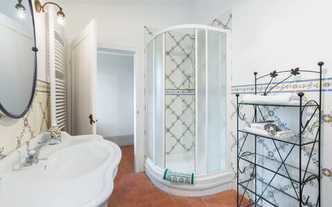 Orcia Panoramic View With Pool: Spiegel, Loodgieterswerkinrichting, Kraan, Meubilair, Bad, Douchekop, Gebouw, Badkamer, Interieur Ontwerp, Douche