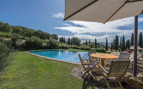 Orcia Panoramic View With Pool: Water, Fabriek, Lucht, Meubilair, Wolk, Zwembad, Paraplu, Stoel, Azure, Buitenmeubels