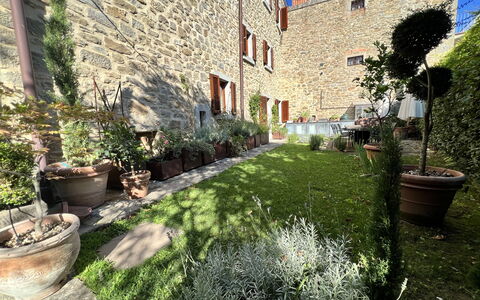 The Architects House: Fabriek, Eigendom, Bloempot, Gebouw, Venster, Verlichting, Vegetation, Kamerplant, Weg Oppervlak, Gras