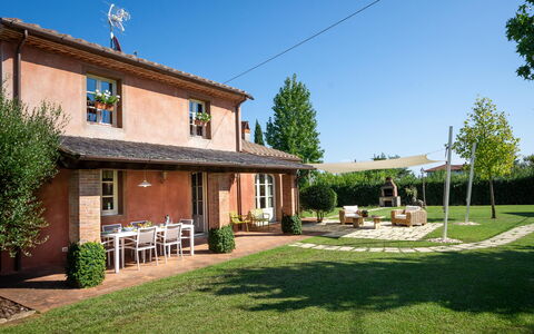 Le Vigne 4: Fabriek, Lucht, Gebouw, Eigendom, Venster, Boom, Huis, Land Lot, Deur, Gras