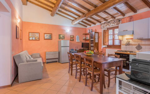 La Vecchia Fornace La Piastra Apartments - Abetone: Tafel, Cabinetry, Hout, Interieur Ontwerp, Verdieping, Fotolijst, Flooring, Keuken, Woonkamer, Countertop