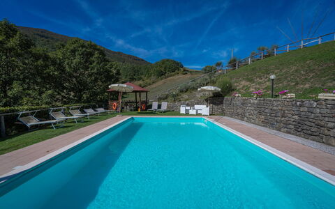 La Vecchia Fornace La Piastra Apartments - Abetone: Water, Lucht, Wolk, Fabriek, Zwembad, Blauw, Azure, Gebouw, Boom, Rechthoek