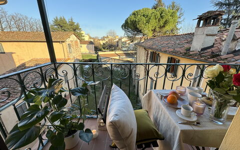 Casa Toto: Meubilair, Stoel, Balkon, Buitenmeubels, Buitentafel, Kamerplant, Schaduw, Patio, Koffietafel, Lamp