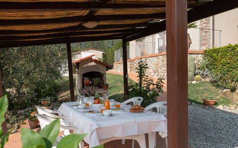 Casa Mimy: Fabriek, Tableware, Tafel, Eigendom, Meubilair, Gebouw, Tafelkleed, Stoel, Buitenmeubels, Schaduw