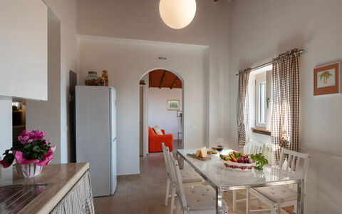 Casa Mimy: Tafel, Meubilair, Eigendom, Cabinetry, Hout, Venster, Interieur Ontwerp, Keuken, Stoel, Kamerplant