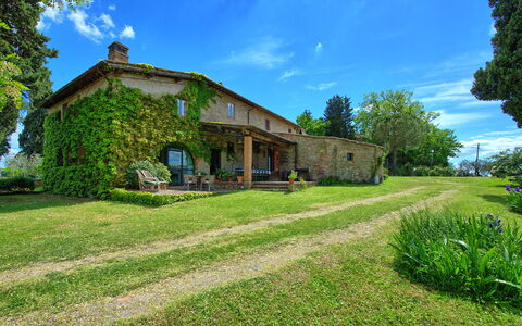 Maggiano: Wolk, Fabriek, Lucht, Gebouw, Eigendom, Venster, Boom, Huis, Natuurlijk Landschap, Land Lot