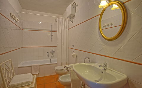 Maggiano: Spiegel, Kraan, Loodgieterswerkinrichting, Wastafel In De Badkamer, Wastafel, Eigendom, Fotograaf, Wit, Badkamer, Gebouw